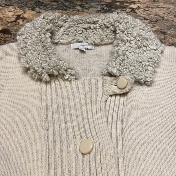 𝅺Vintage Gap 100% wool button up Sweater Cardigan - Picture 5 of 10